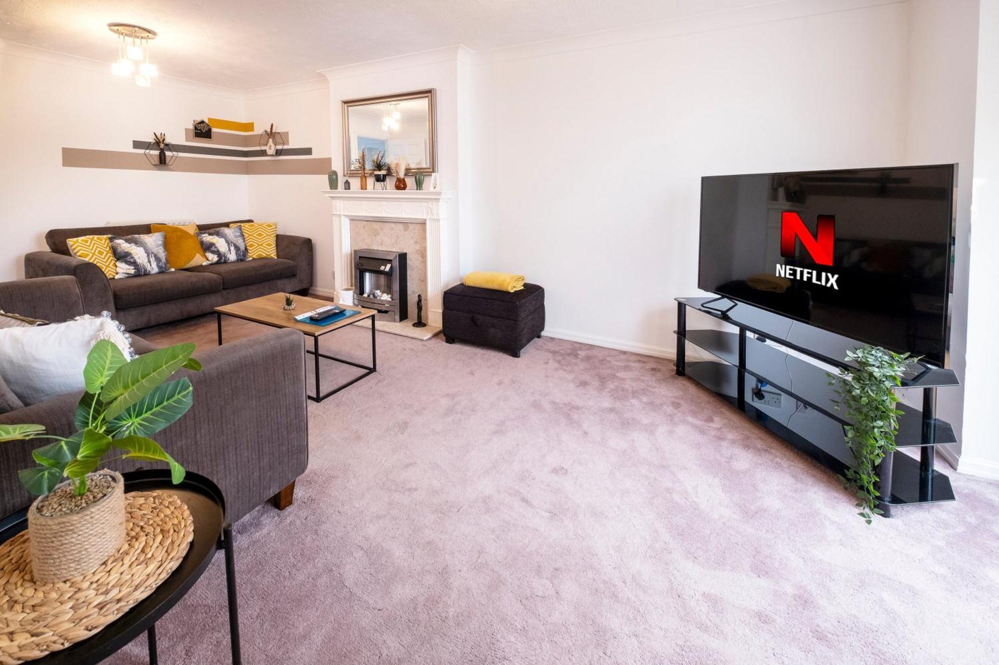 Colwell 4 Bedroom, 3 Bathroom House Apartment *