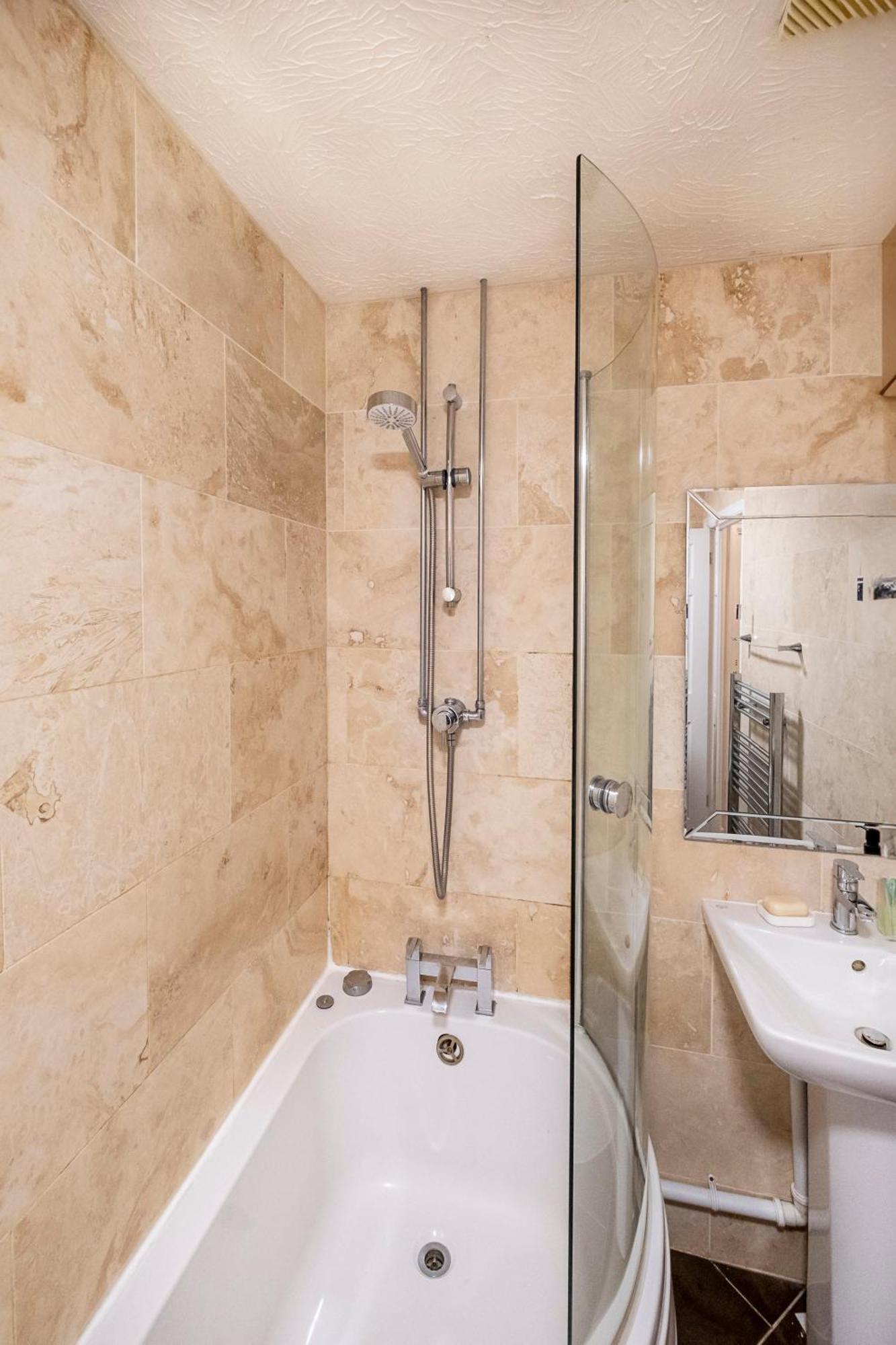 Colwell 4 Bedroom, 3 Bathroom House Apartment *